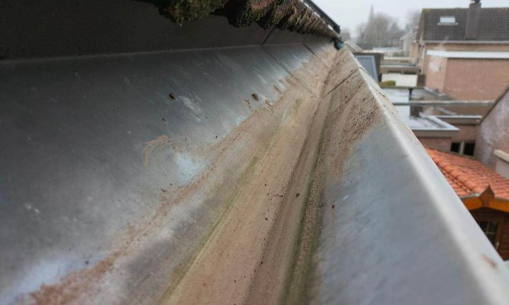 Dakgoot opnieuw aangelegd Dakgoot schoongemaakt en gecontroleerd op lekkages