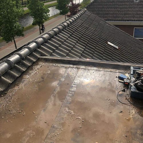 Een oude dakkapel met lekkages Een oude dakkapel in Bunnik