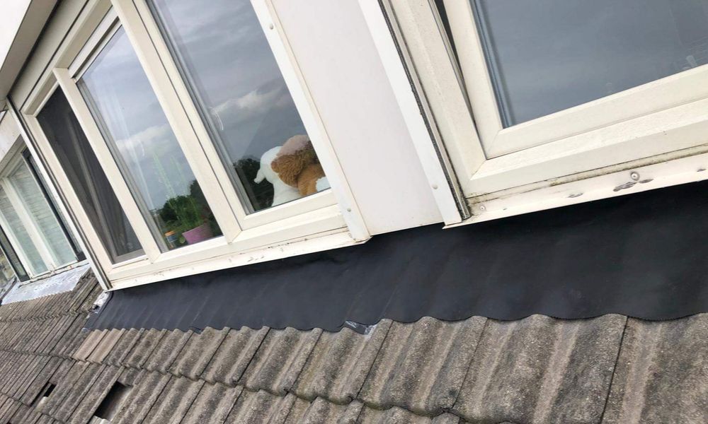 Nieuwe lab bij dakkapel geplaatst Nieuwe lab onder de dakkapel aangebracht